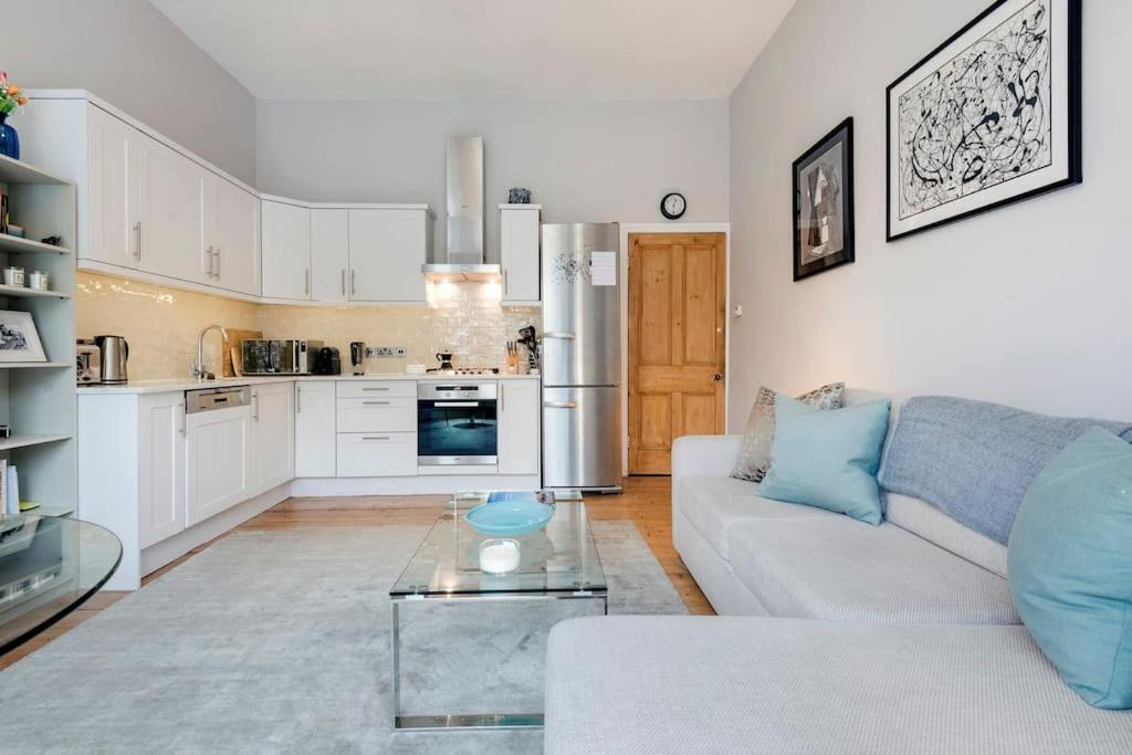 Contemporary Clapham Living Apartment