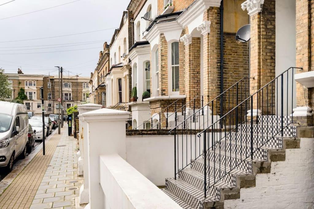 Contemporary Clapham Living Apartment *