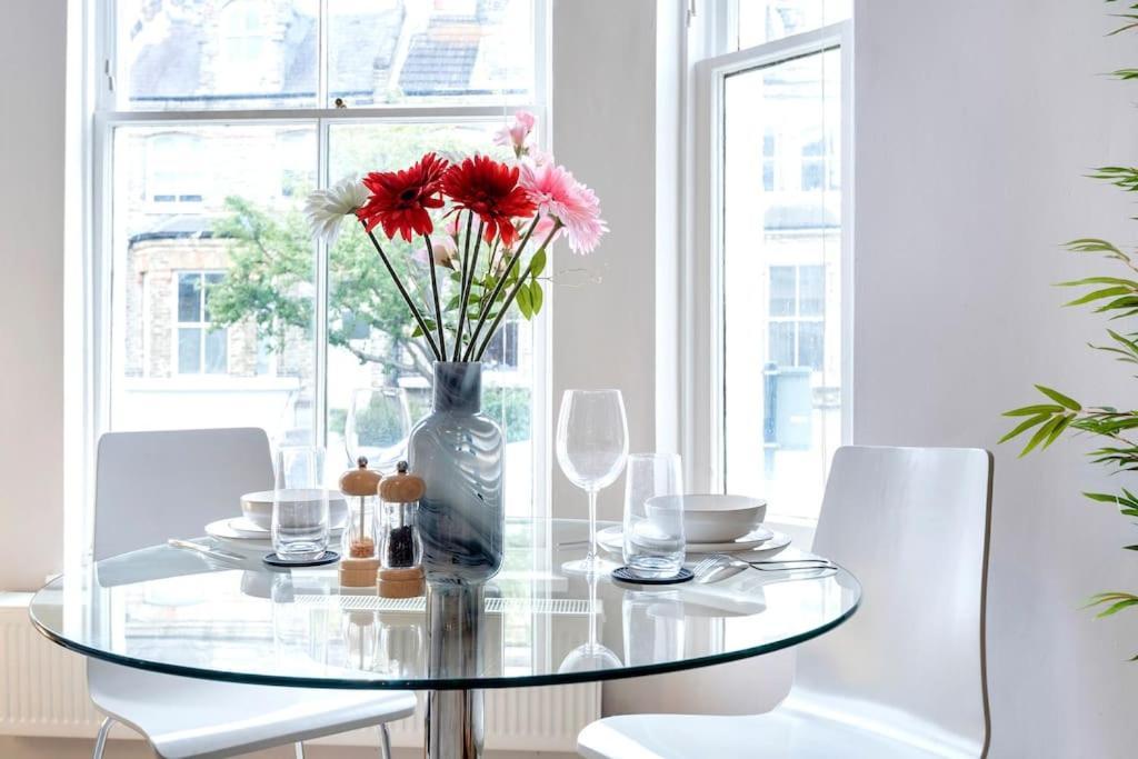 Contemporary Clapham Living Apartment *